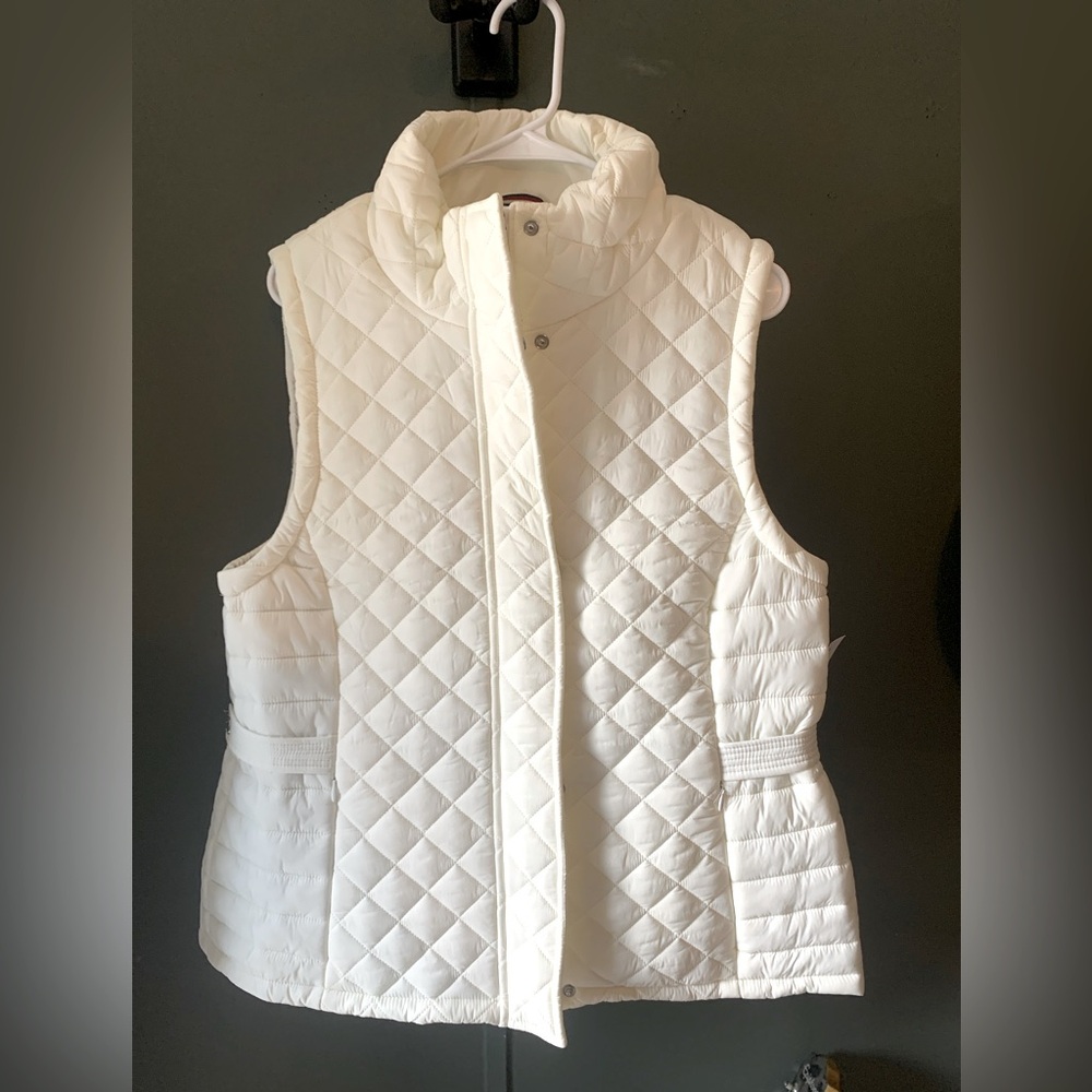 Brand new Tommy Hilfiger zip up vest! Super cozy and goes with anything!